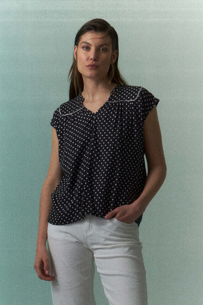 L147GBH1 BLUSA ESCOTE V CON ESTAMPA LUNARES