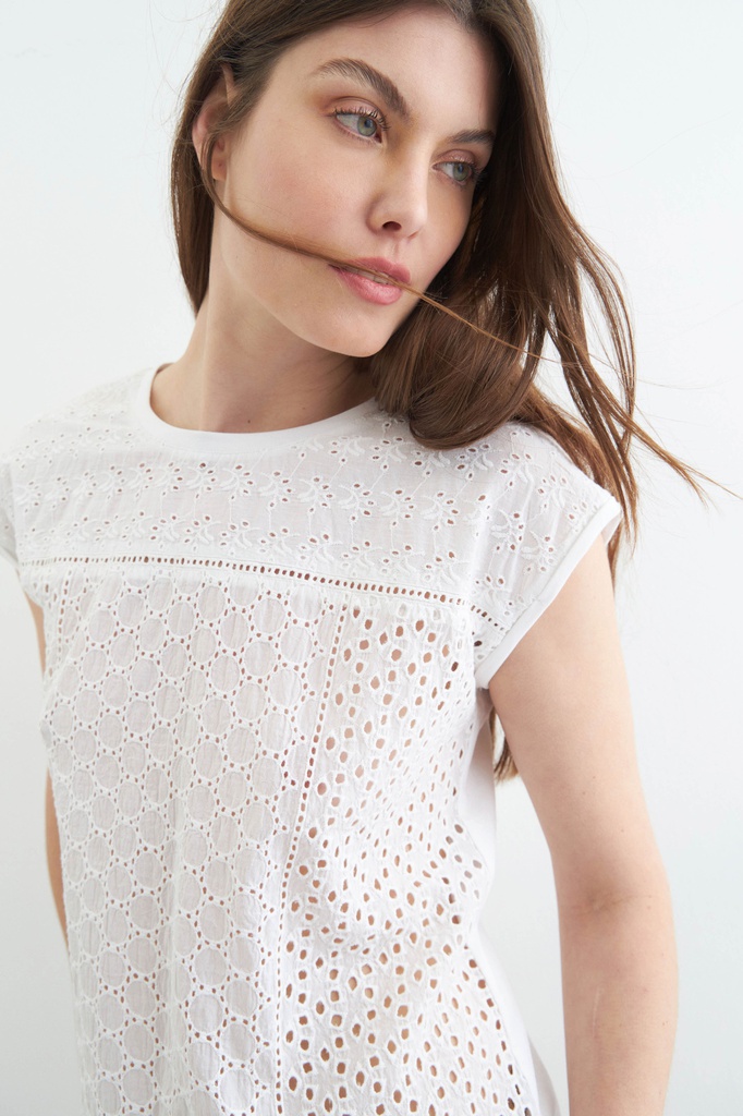 L147GBH2 BLUSA ESCOTE BASE CON BRODERIE