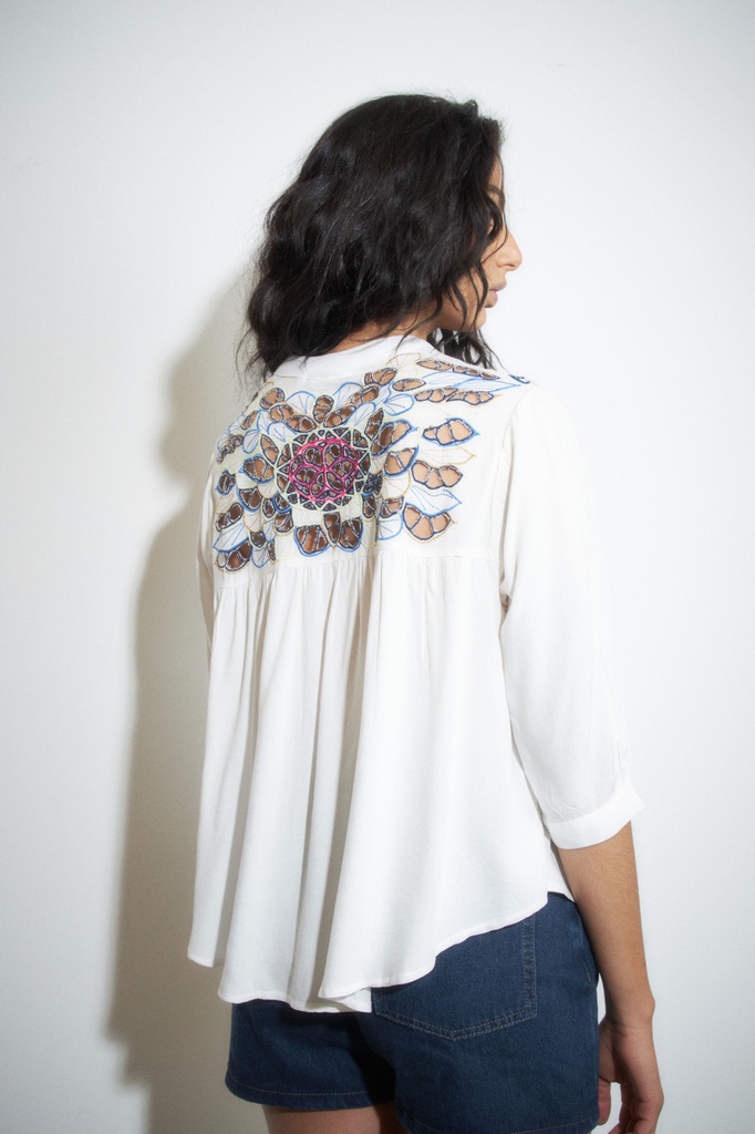 L148GBT2 BLUSA CON BORDADO MULTICOLOR