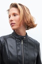 L160GOJ3 CHAQUETA ECO CUERO CON CORTES EN TUL
