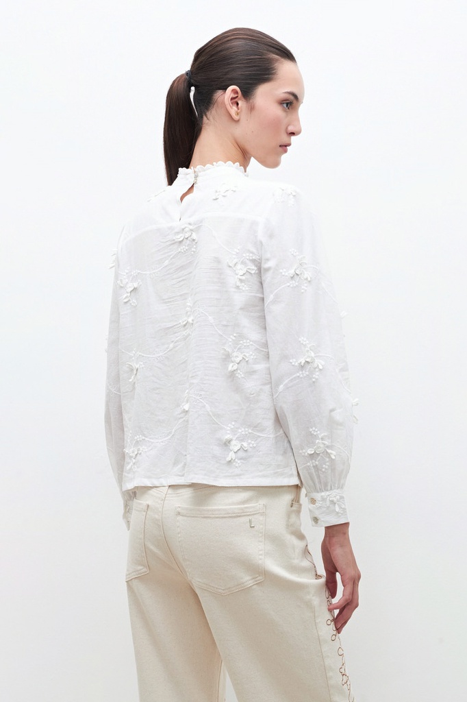 L160GBL5 BLUSA ROMANTICA CON BORDADOS