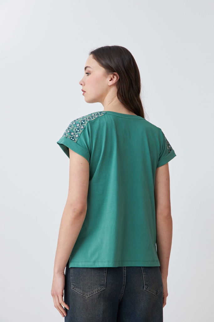 L167GTH12 REMERA CON BORDADO EN HOMBROS