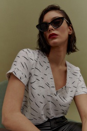 L146GBH7 BLUSA ESCOTE V ESTAMPADA